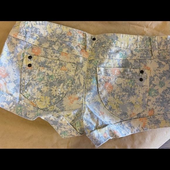 Vanilla Star Denim floral shorts - Picture 2 of 6